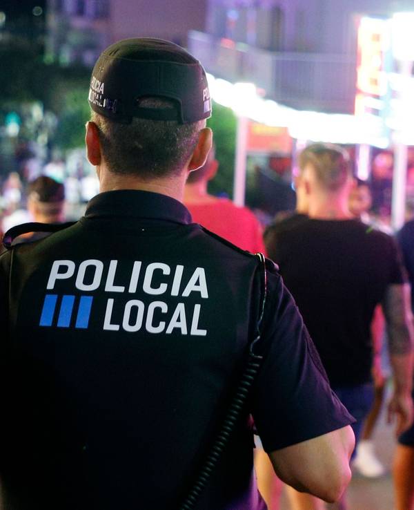 Die lokale Polizei von Calvia patrouilliert in der Nacht auf den Straßen von Magaluf.