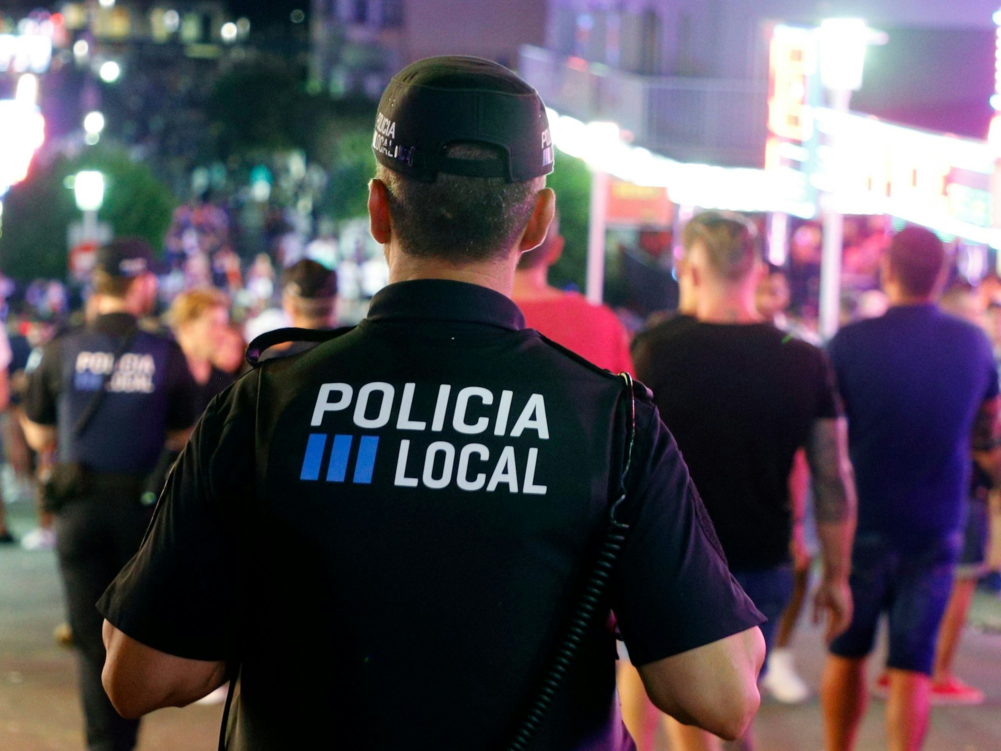 Die lokale Polizei von Calvia patrouilliert in der Nacht auf den Straßen von Magaluf.