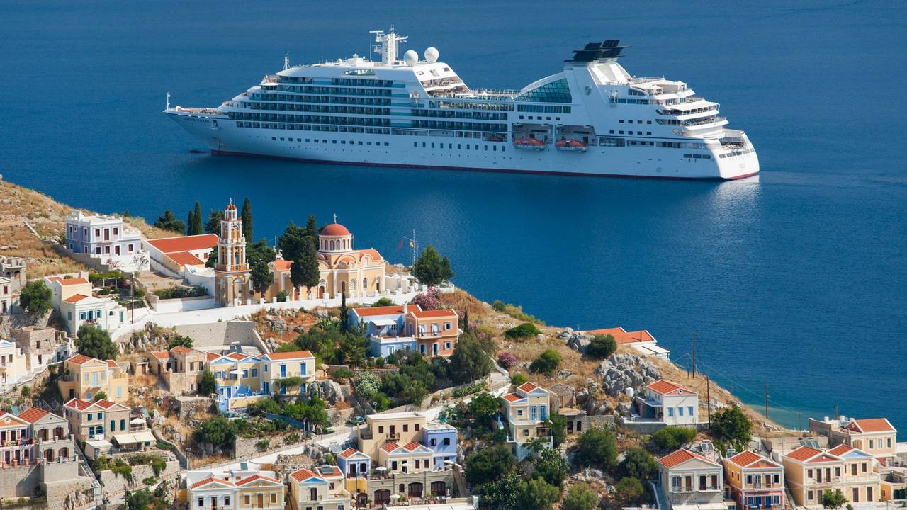 Blick auf ein Kreuzfahrtschiff im Hafen.
