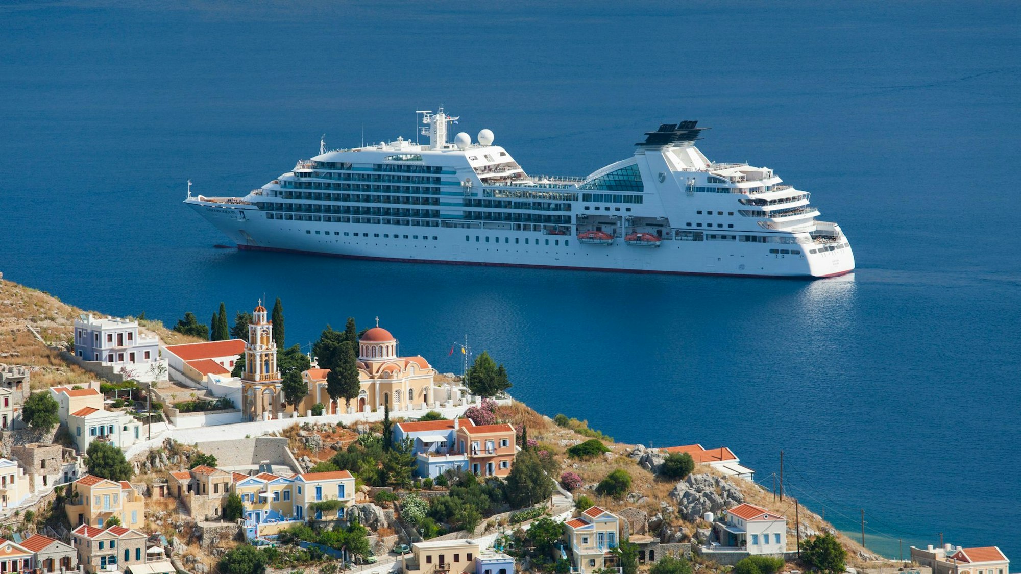 Blick auf ein Kreuzfahrtschiff im Hafen.