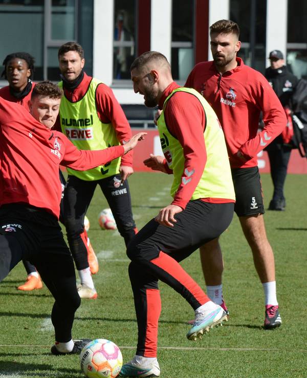 Jeff Chabot führt im Training des 1. FC Köln einen Zweikampf mit Eric Martel.
