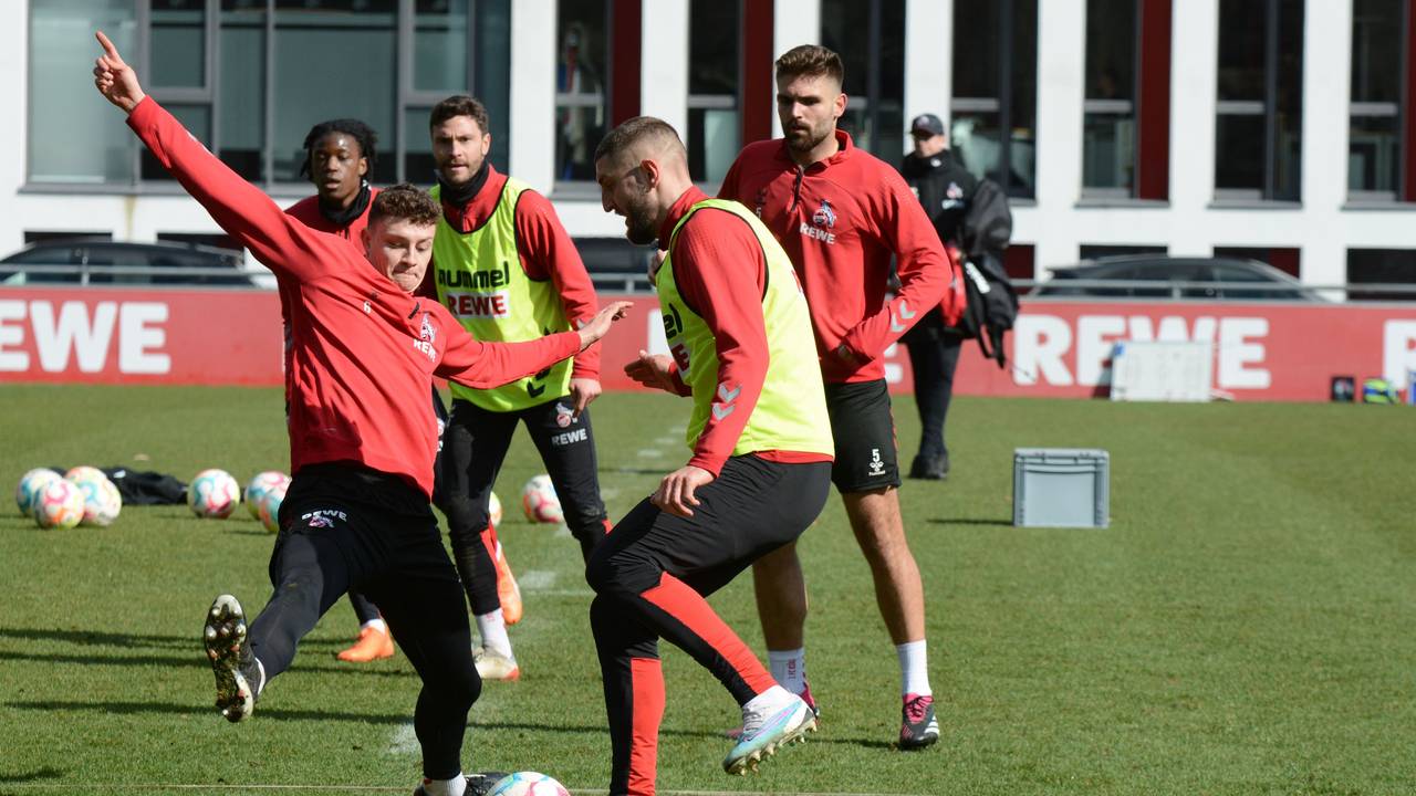 Jeff Chabot führt im Training des 1. FC Köln einen Zweikampf mit Eric Martel.