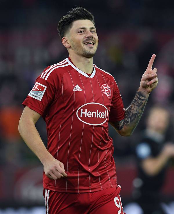 Dawid Kownacki jubelt über sein Tor gegen Eintracht Braunschweig.
