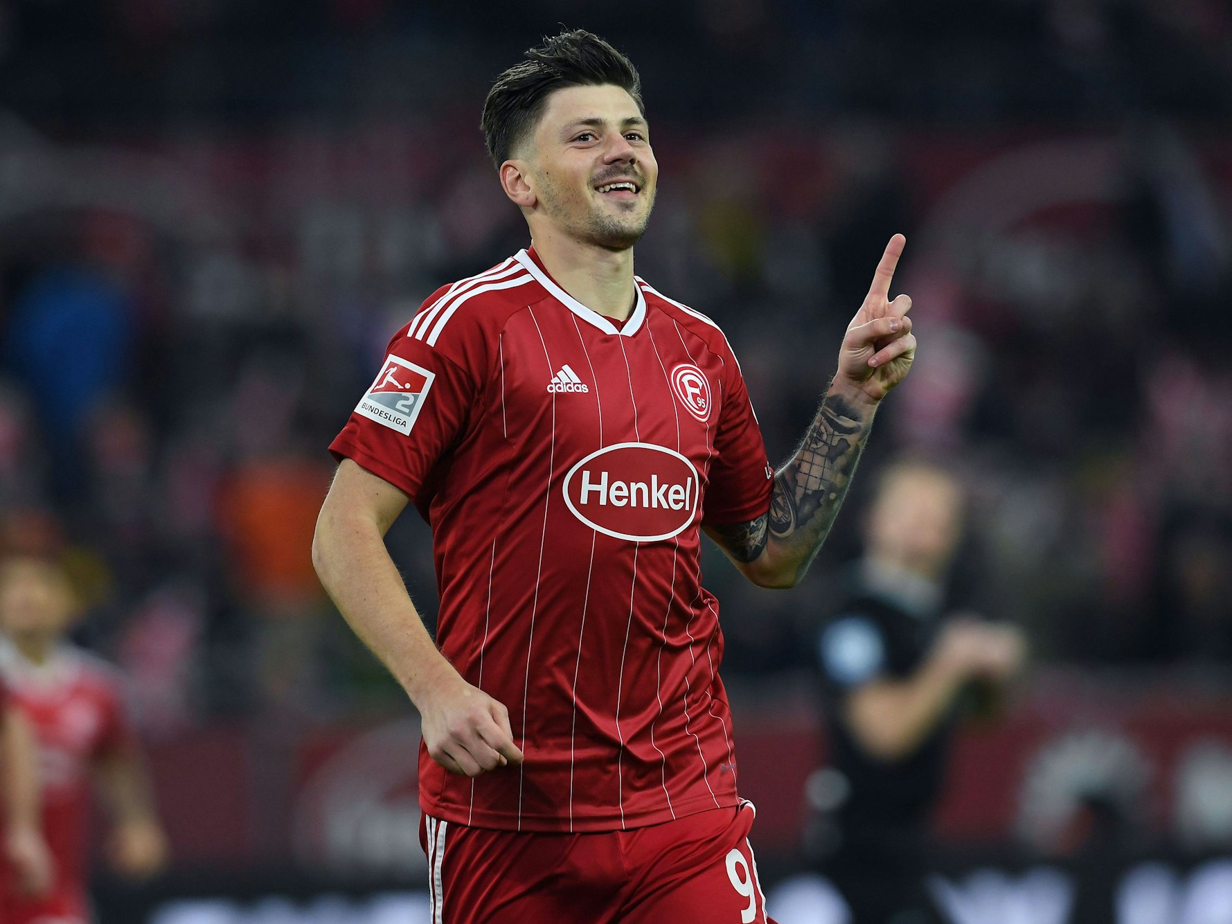 Dawid Kownacki jubelt über sein Tor gegen Eintracht Braunschweig.