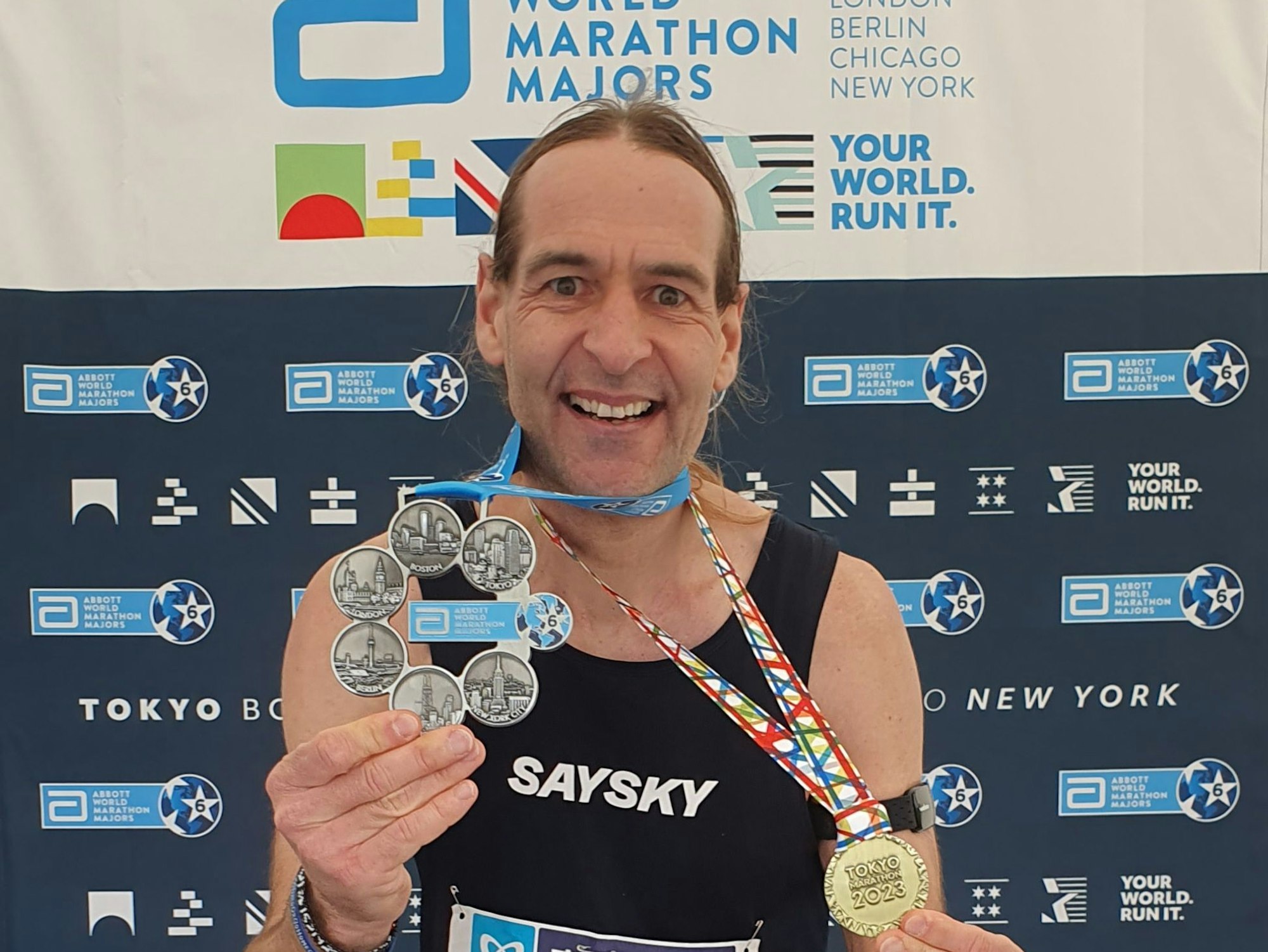 Jörg Peters hält nach dem Marathon in Tokyo seine 6-Star-Finisher-Medaille in der Hand.