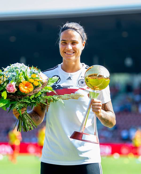 Dzsenifer Marozsan zeigt die vom Fachmagazin «Kicker» vergebene Auszeichnung als «Fußballerin des Jahres».