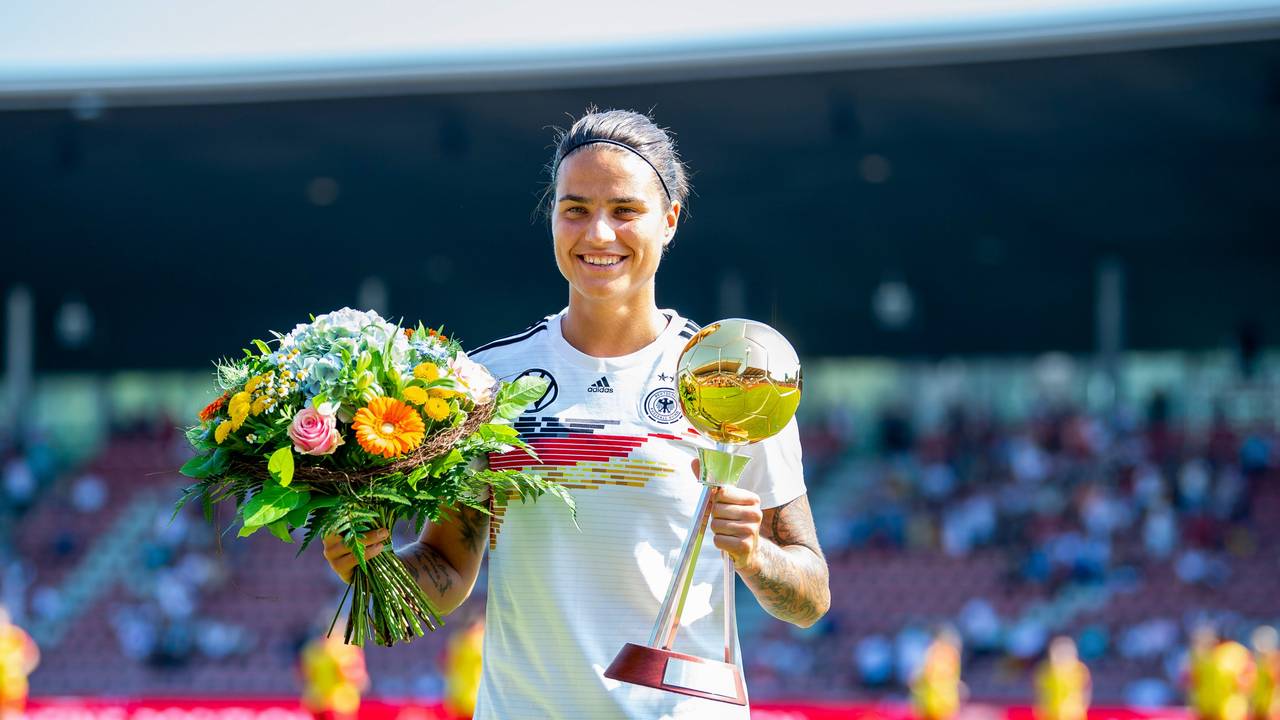 Dzsenifer Marozsan zeigt die vom Fachmagazin «Kicker» vergebene Auszeichnung als «Fußballerin des Jahres».