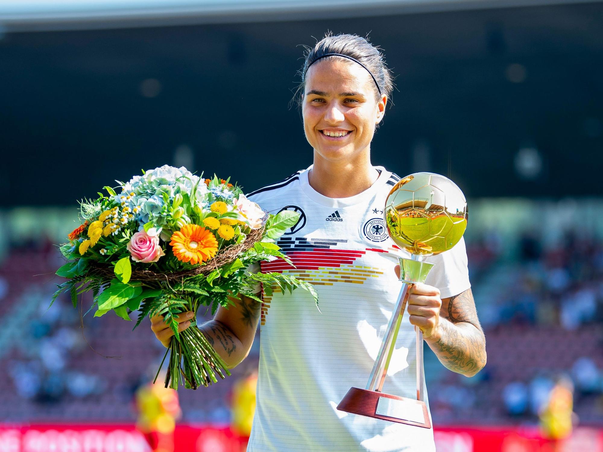 Dzsenifer Marozsan zeigt die vom Fachmagazin «Kicker» vergebene Auszeichnung als «Fußballerin des Jahres».