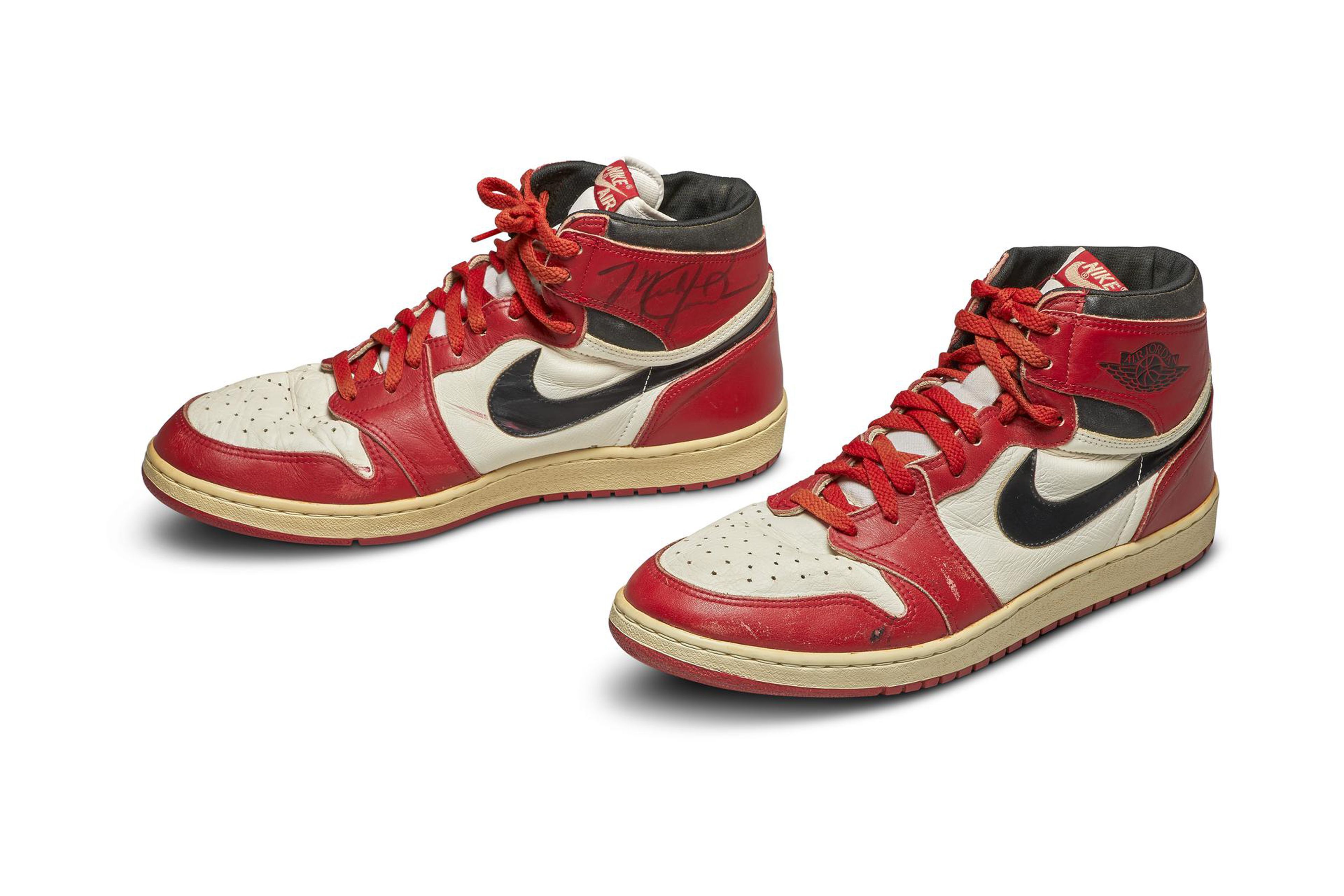 Vor einigen Jahren haben ein Paar ausgelatschte Turnschuhe von Michael Jordan bei einer vorherigen Auktion in New York einen hohen Preis erzielt. Die «Nike Air Jordan 1S»-Sneakers der Basketball-Legende wurden für 560 000 Dollar (rund 517 000 Euro) versteigert. Bei der neuen Auktion dürfte die Verkaufssumme noch einmal deutlich höher liegen.