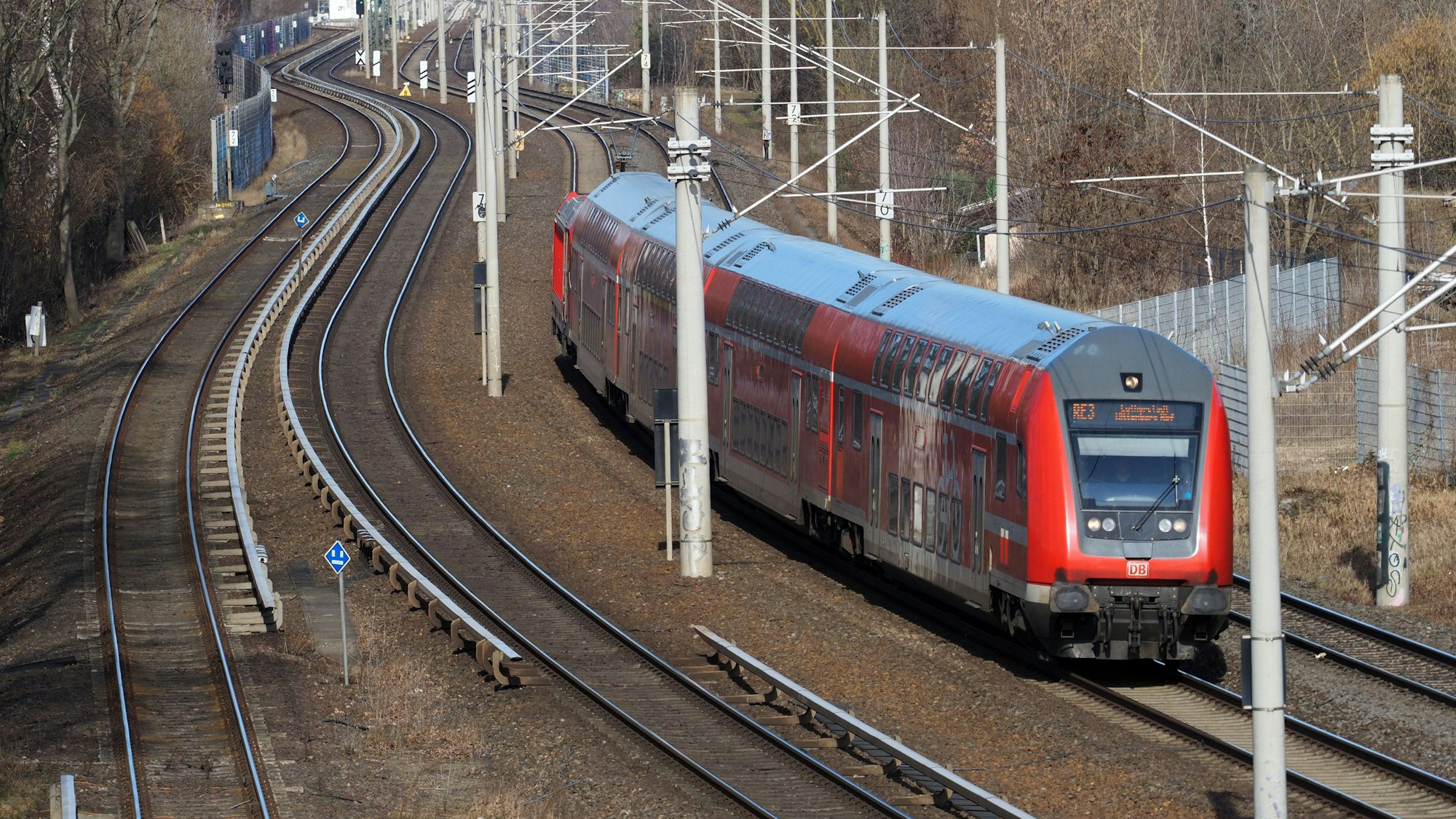 Das Symbolfoto zeigt eine Regionalbahn auf der Strecke. In Köln kommt es aktuell zu einer Sperrung.