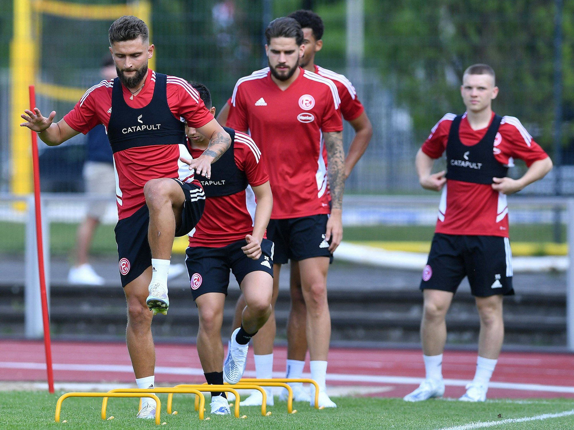 Nicolas Gavory und seine Teamkollegen absolvieren eine Übung beim Trainingsauftakt.