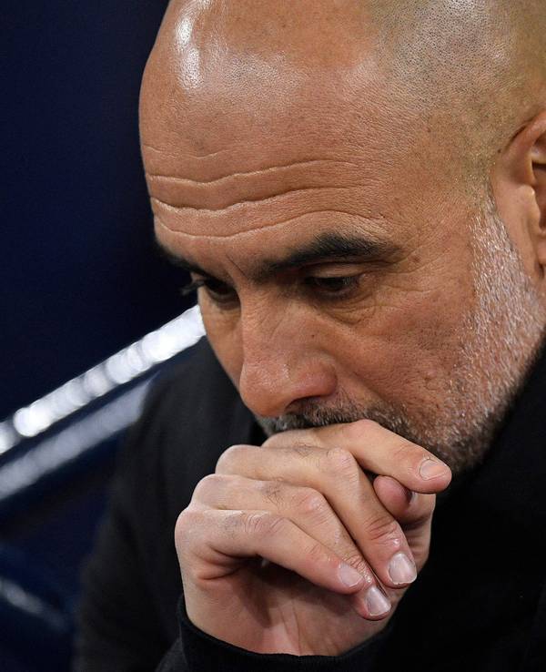 City-Coach Pep Guardiola wirkt beim Champions-League-Spiel gegen RB Leipzig am 14. März 2023 nachdenklich.