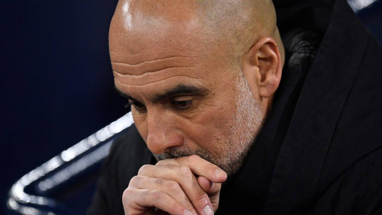 City-Coach Pep Guardiola wirkt beim Champions-League-Spiel gegen RB Leipzig am 14. März 2023 nachdenklich.
