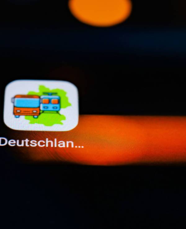 Das Logo der „Deutschlandticket“-App auf einem Smartphone.