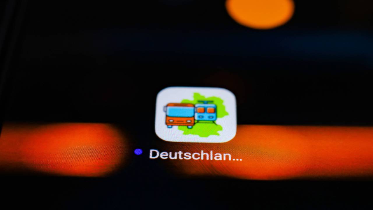 Das Logo der „Deutschlandticket“-App auf einem Smartphone.