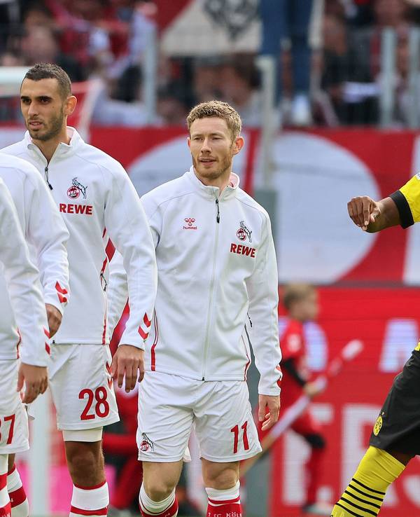 Anthony Modeste begrüßt die Spieler des 1. FC Köln vor dem Anpfiff.