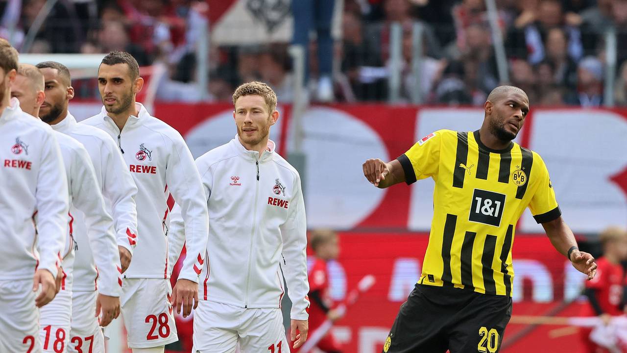 Anthony Modeste begrüßt die Spieler des 1. FC Köln vor dem Anpfiff.