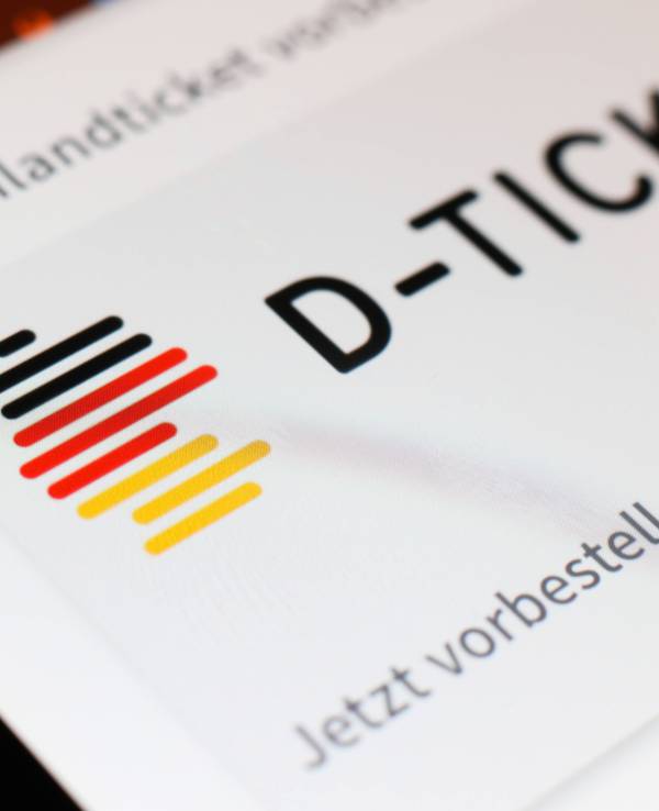In der „Deutschlandticket“-App wird ein Button mit der Aufschrift „Jetzt vorbestellen“ angezeigt.