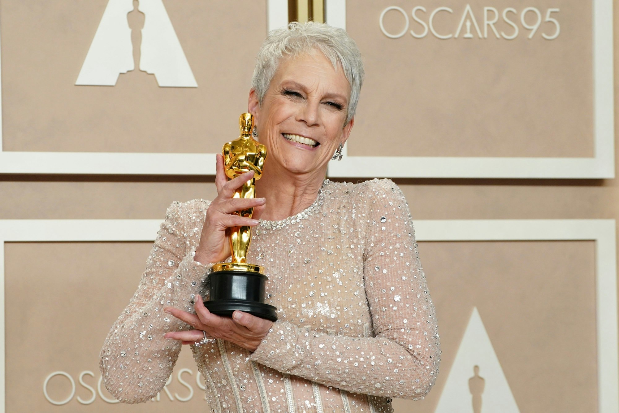 Schauspielerin Jamie Lee Curtis mit dem Oscar für die beste Leistung als Nebendarstellerin für „Everything Everywhere All at Once“ im Presseraum der Oscar-Verleihung, den 95. Academy Awards im Dolby Theatre.