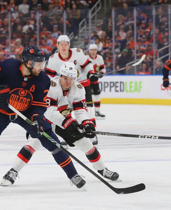Senators Tim Stützle (r.) versucht Edmontons Leon Draisaitl den Puck abzunehmen.