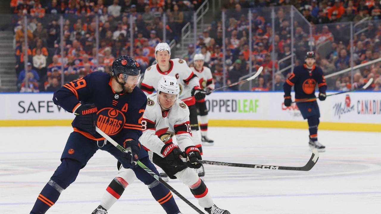 Senators Tim Stützle (r.) versucht Edmontons Leon Draisaitl den Puck abzunehmen.