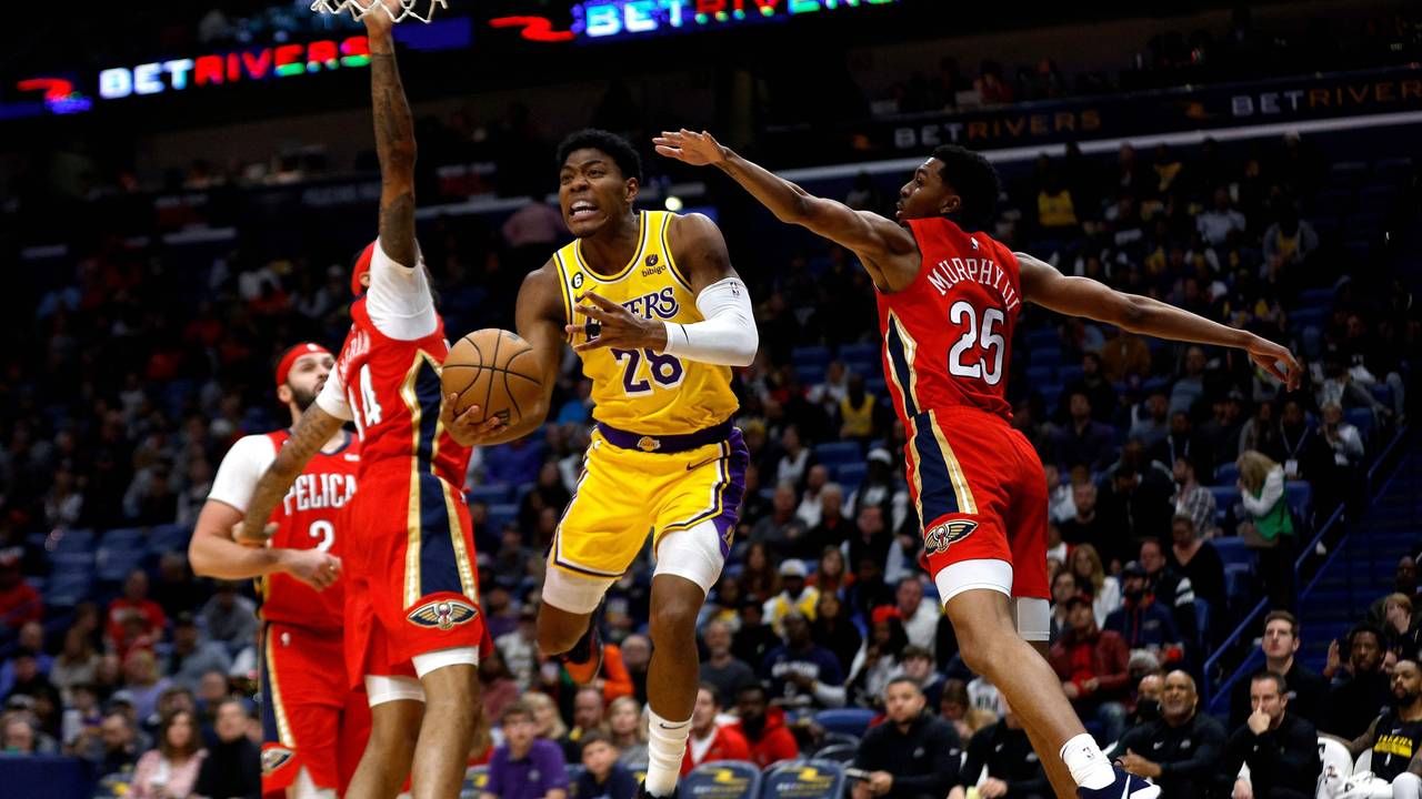 Lakers Rui Hachimura (M.) steigt hoch zum Korb, Trey Murphy III(r.) and Brandon Ingram (l.) versuchen ihn daran zu hindern.