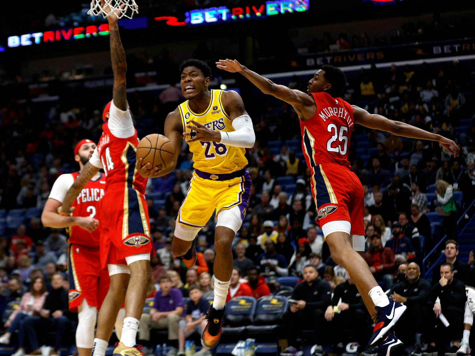 Lakers Rui Hachimura (M.) steigt hoch zum Korb, Trey Murphy III(r.) and Brandon Ingram (l.) versuchen ihn daran zu hindern.