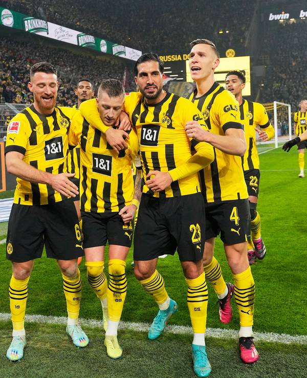 Marco Reus und seine Mitspieler bejubeln sein Elfmetertor gegen Leipzig.