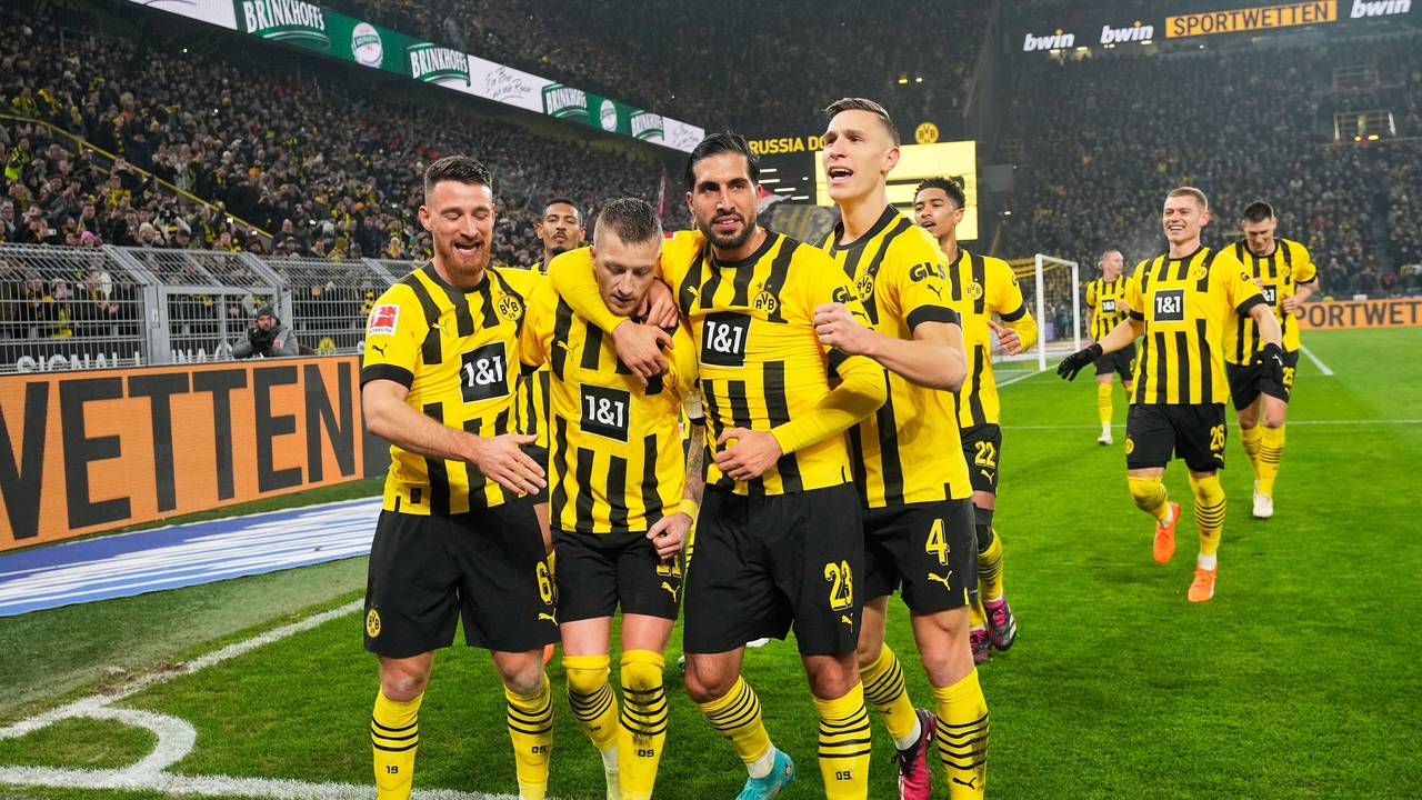 Marco Reus und seine Mitspieler bejubeln sein Elfmetertor gegen Leipzig.