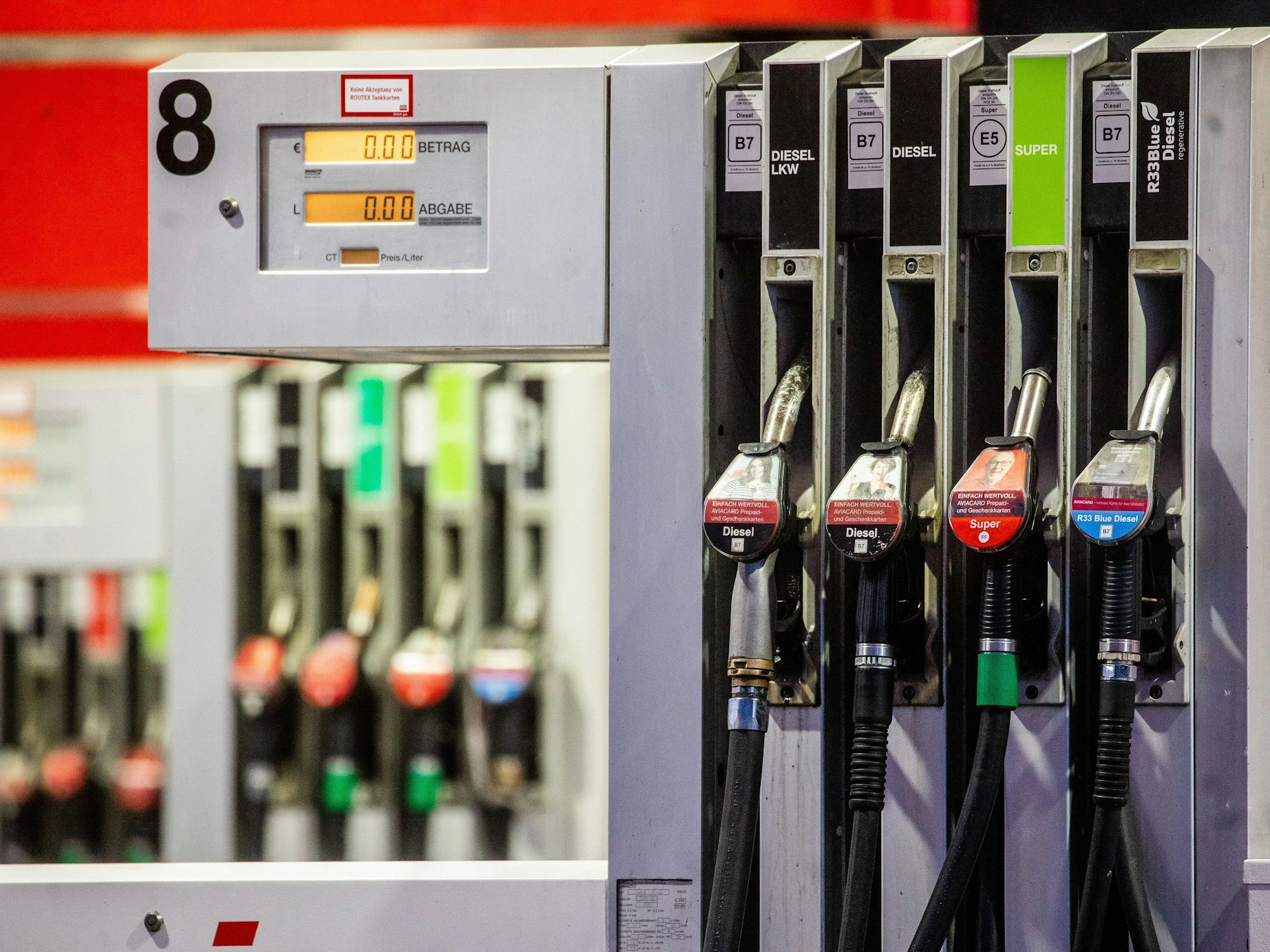 Der Benzinpreis ist weiter gesunken. Allerdings gibt es regional sehr große Unterschiede in Deutschland. Besonders im Norden des Landes zahlen Autofahrende besonders viel.