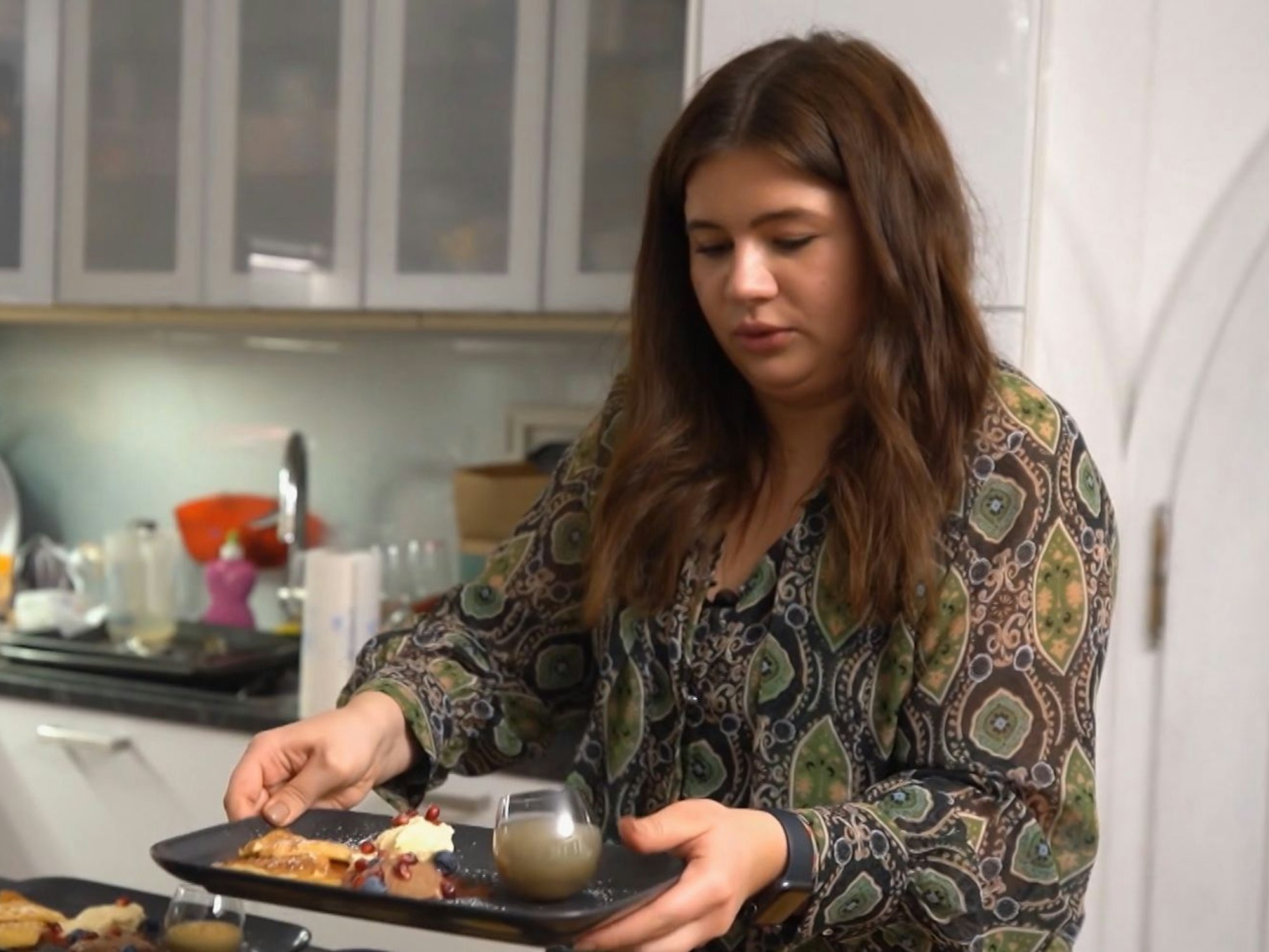 Gastgeberin Lena balanciert am vierten Tag von Das perfekte Dinner in München (TV-Ausstrahlung: 16. März) ein Tablett durch den Raum.