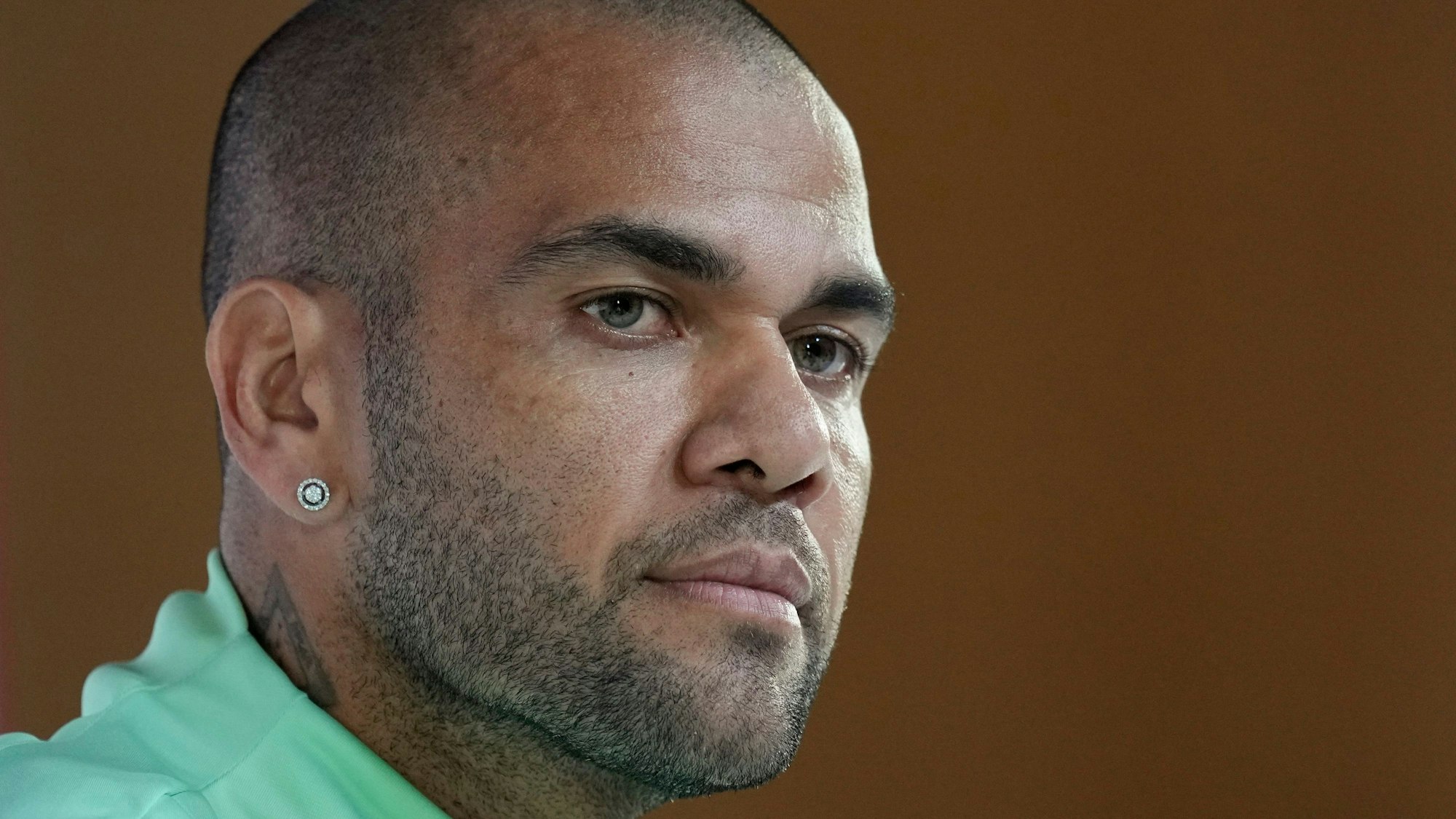 Dani Alves bei einer Pressekonferenz bei der WM in Katar