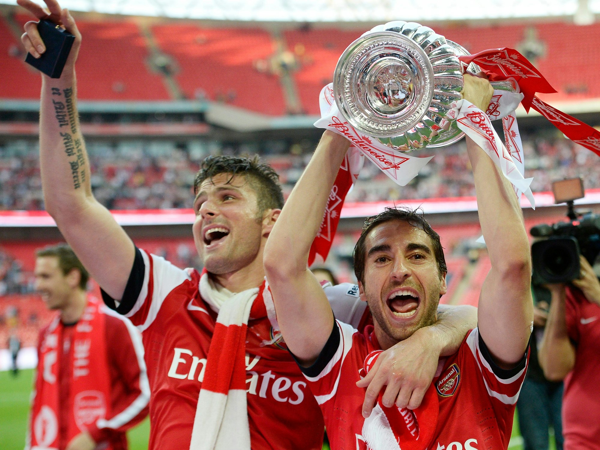 Mathieu Flamini und Olivier Giroud feiern nach einem Sieg gegen Hull City den FA-Cup Erfolg mit dem Pokal