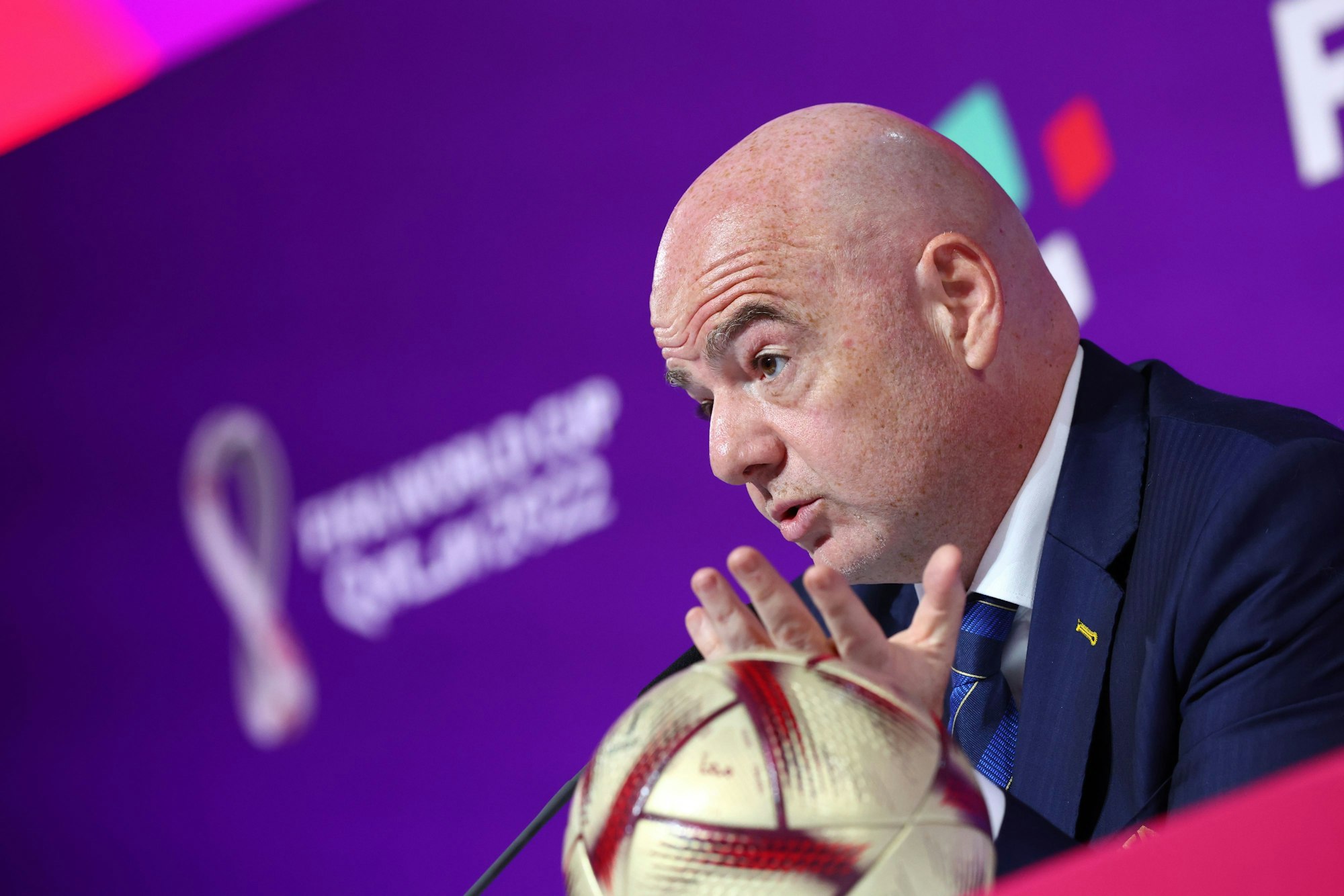 FIFA-Präsident Gianni Infantino spricht auf einer PK.