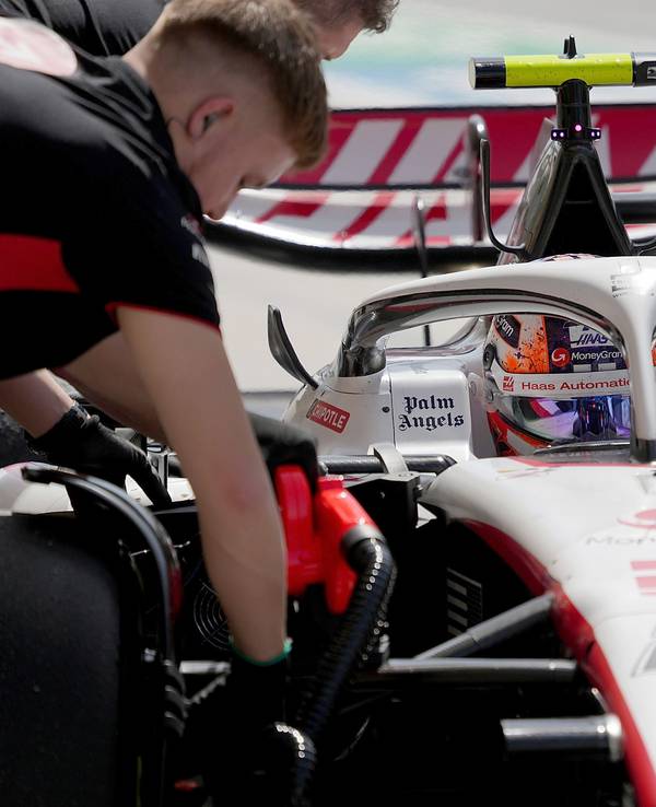 Nico Hülkenberg aus Deutschland vom Team Haas in der Boxengasse.