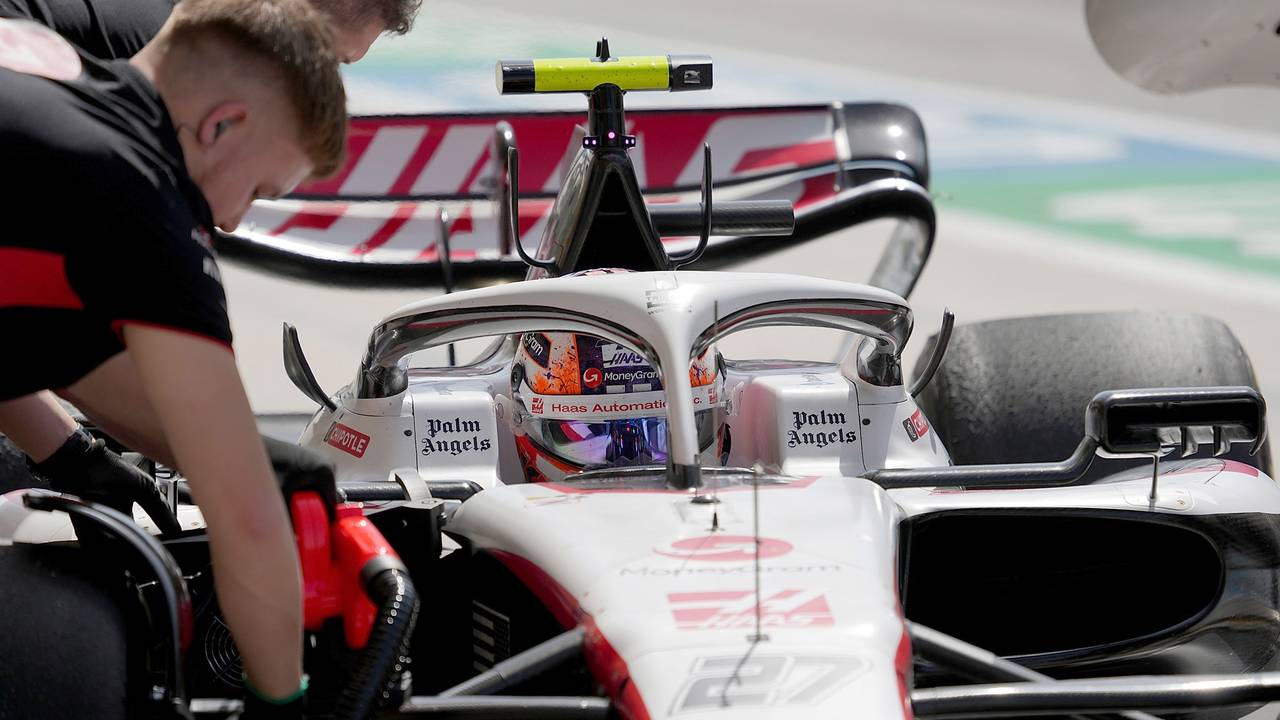Nico Hülkenberg aus Deutschland vom Team Haas in der Boxengasse.