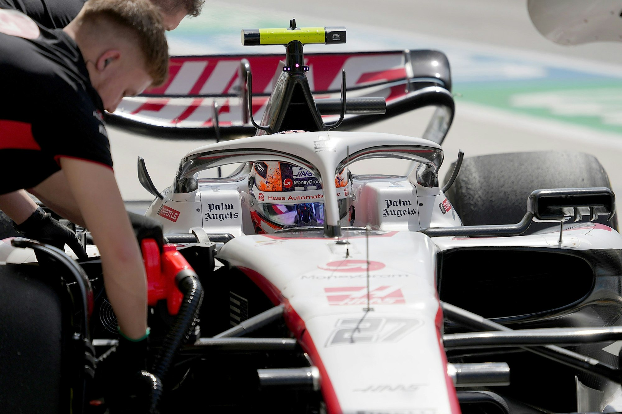 Nico Hülkenberg aus Deutschland vom Team Haas in der Boxengasse.