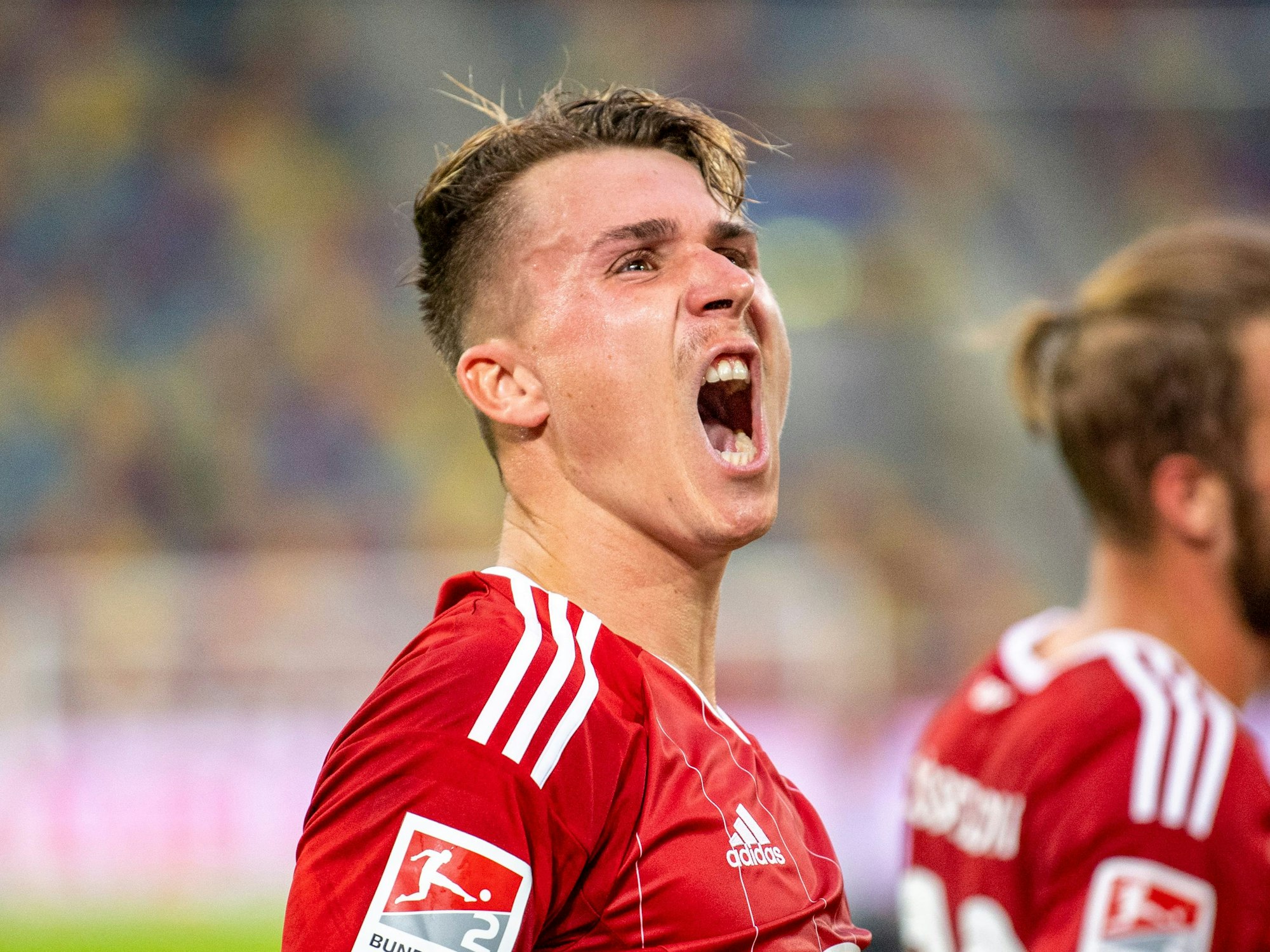 Felix Klaus jubelt über sein Tor gegen den SSV Jahn Regensburg.