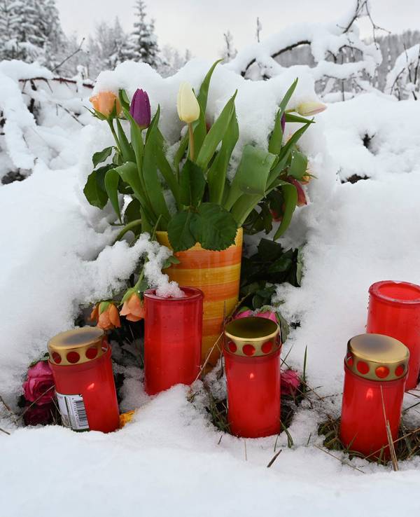 Am Fundort von Luise in Freudenberg wurden Blumen und Kerzen aufgestellt. Das zwölfjährige Mädchen wurde am 12. März 2023 getötet.