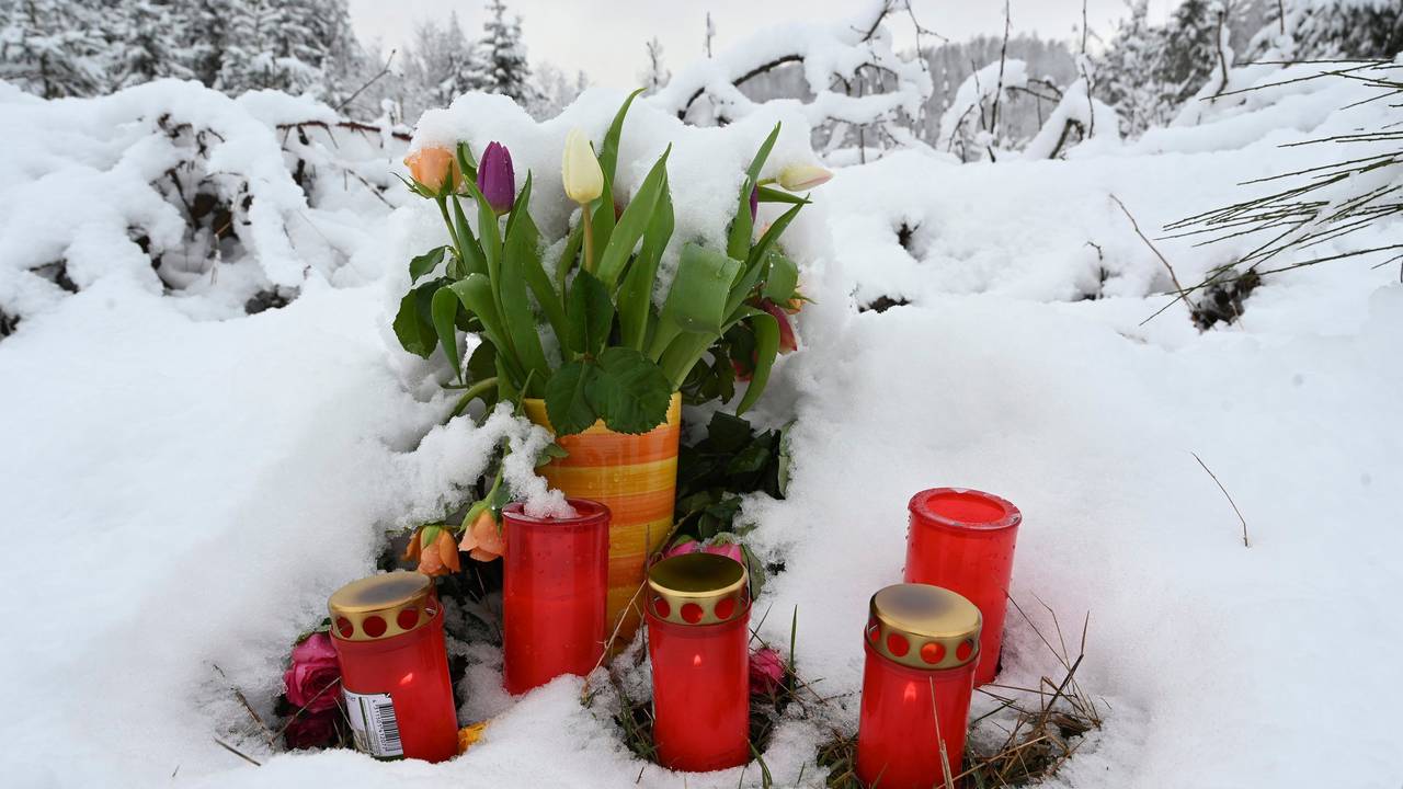 Am Fundort von Luise in Freudenberg wurden Blumen und Kerzen aufgestellt. Das zwölfjährige Mädchen wurde am 12. März 2023 getötet.