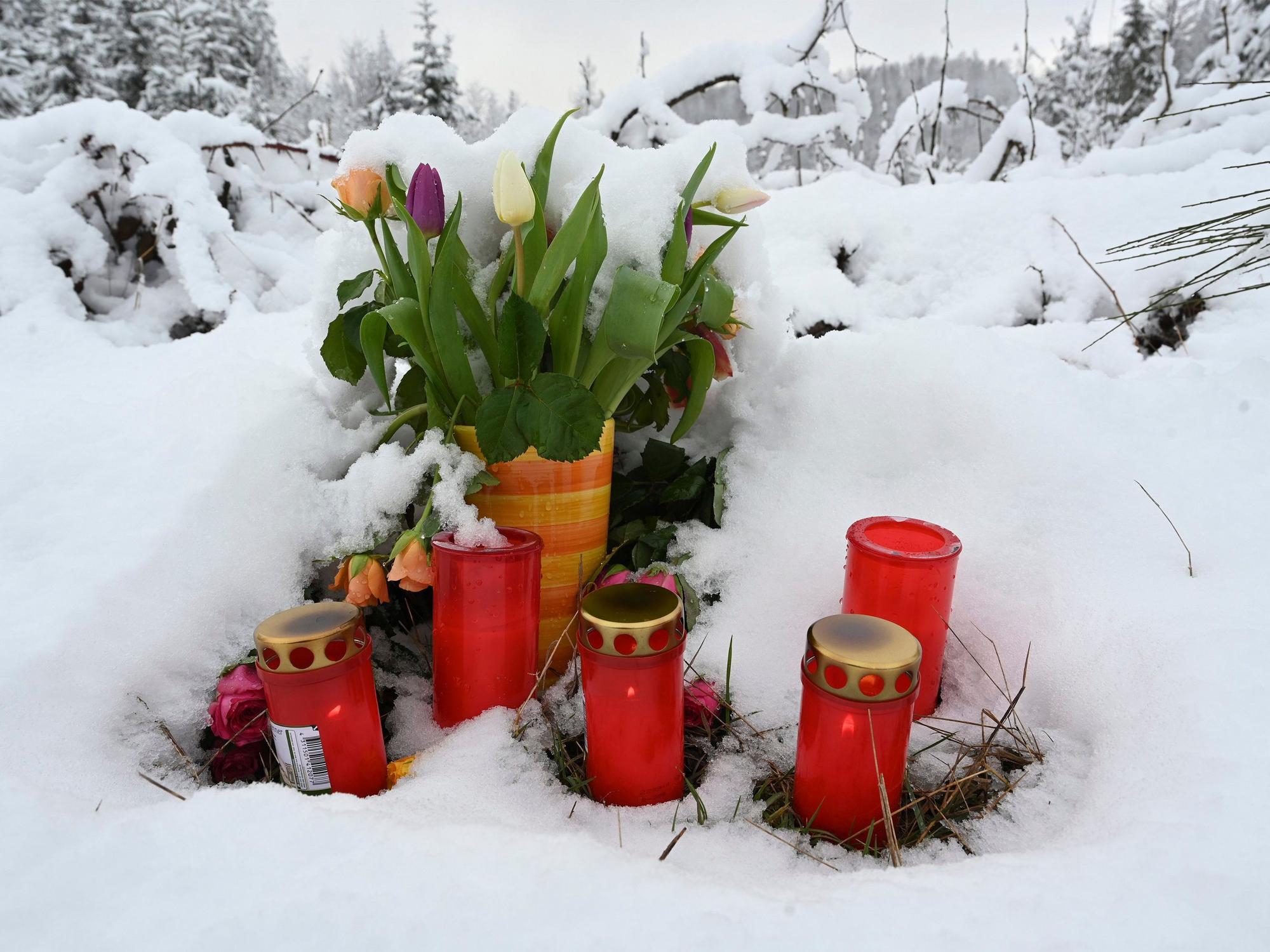 Am Fundort von Luise in Freudenberg wurden Blumen und Kerzen aufgestellt. Das zwölfjährige Mädchen wurde am 12. März 2023 getötet.