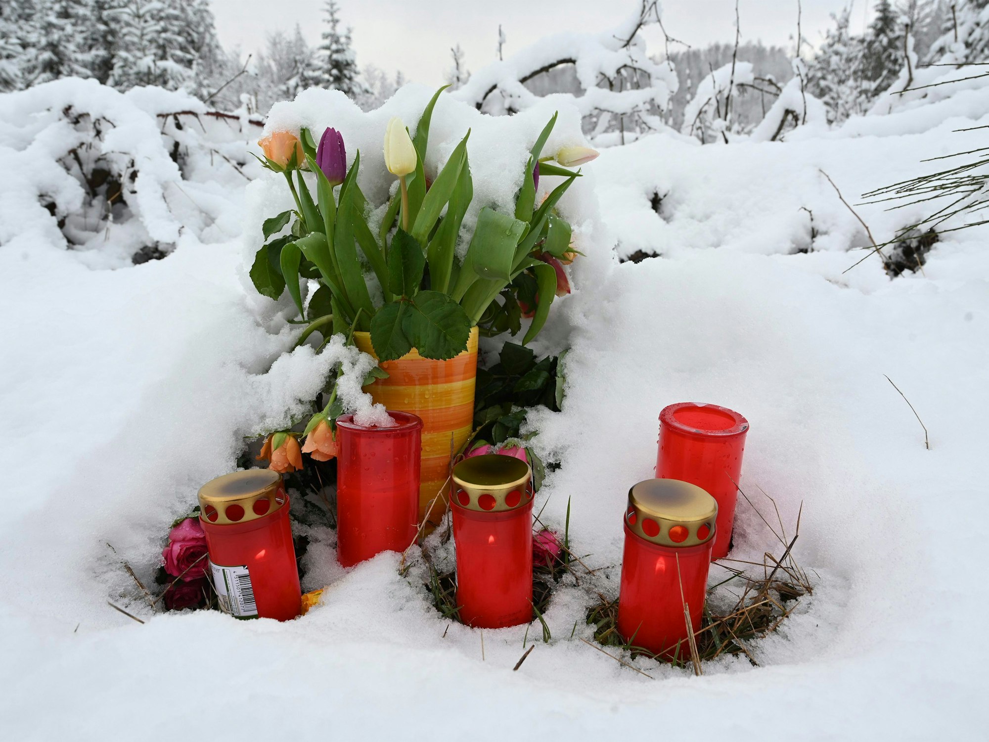 Am Fundort von Luise in Freudenberg wurden Blumen und Kerzen aufgestellt. Das zwölfjährige Mädchen wurde am 12. März 2023 getötet.