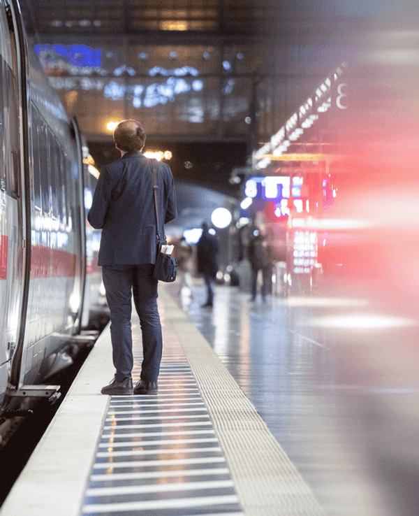 Ein Zugbegleiter steht am Hauptbahnhof an einem ICE.