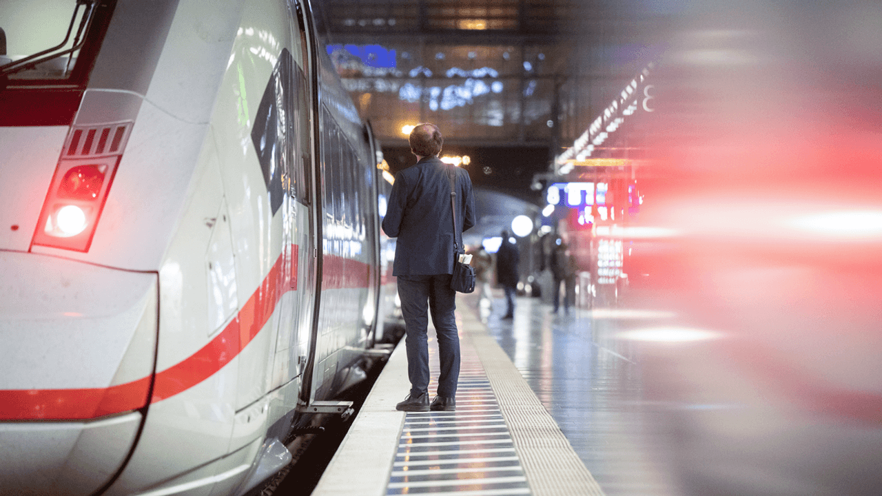 Ein Zugbegleiter steht am Hauptbahnhof an einem ICE.