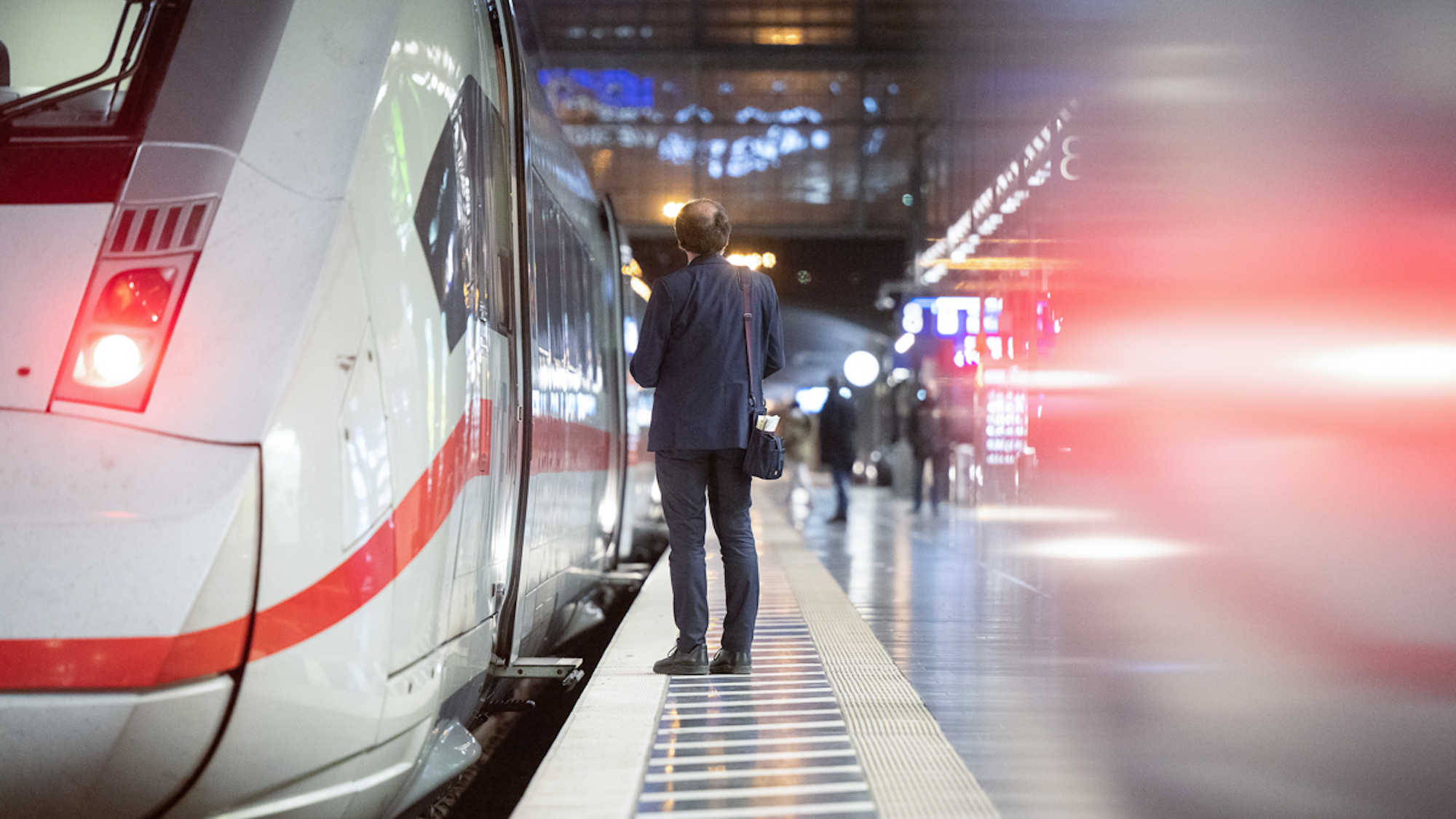 Ein Zugbegleiter steht am Hauptbahnhof an einem ICE.