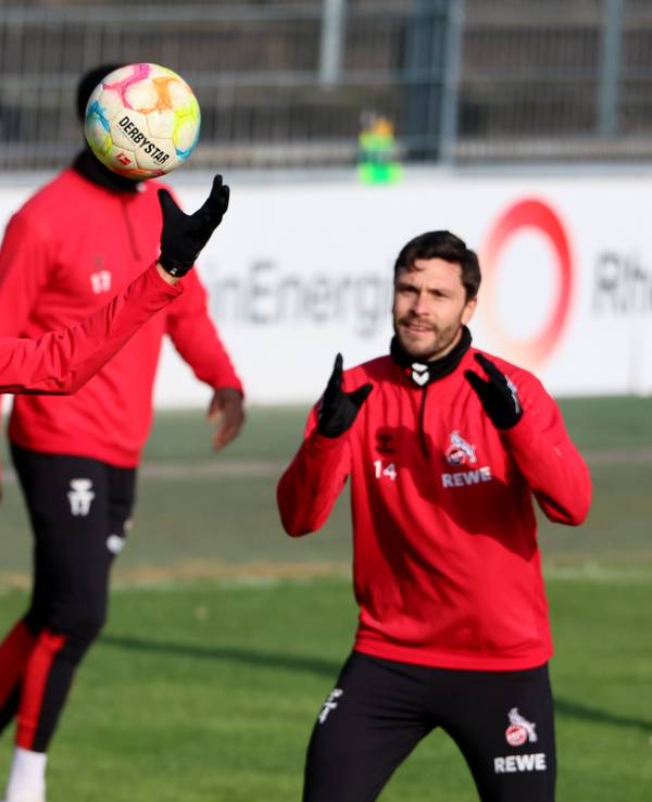 Damion Downs hechtet beim Training des 1. FC Köln mit dem Arm zum Ball.