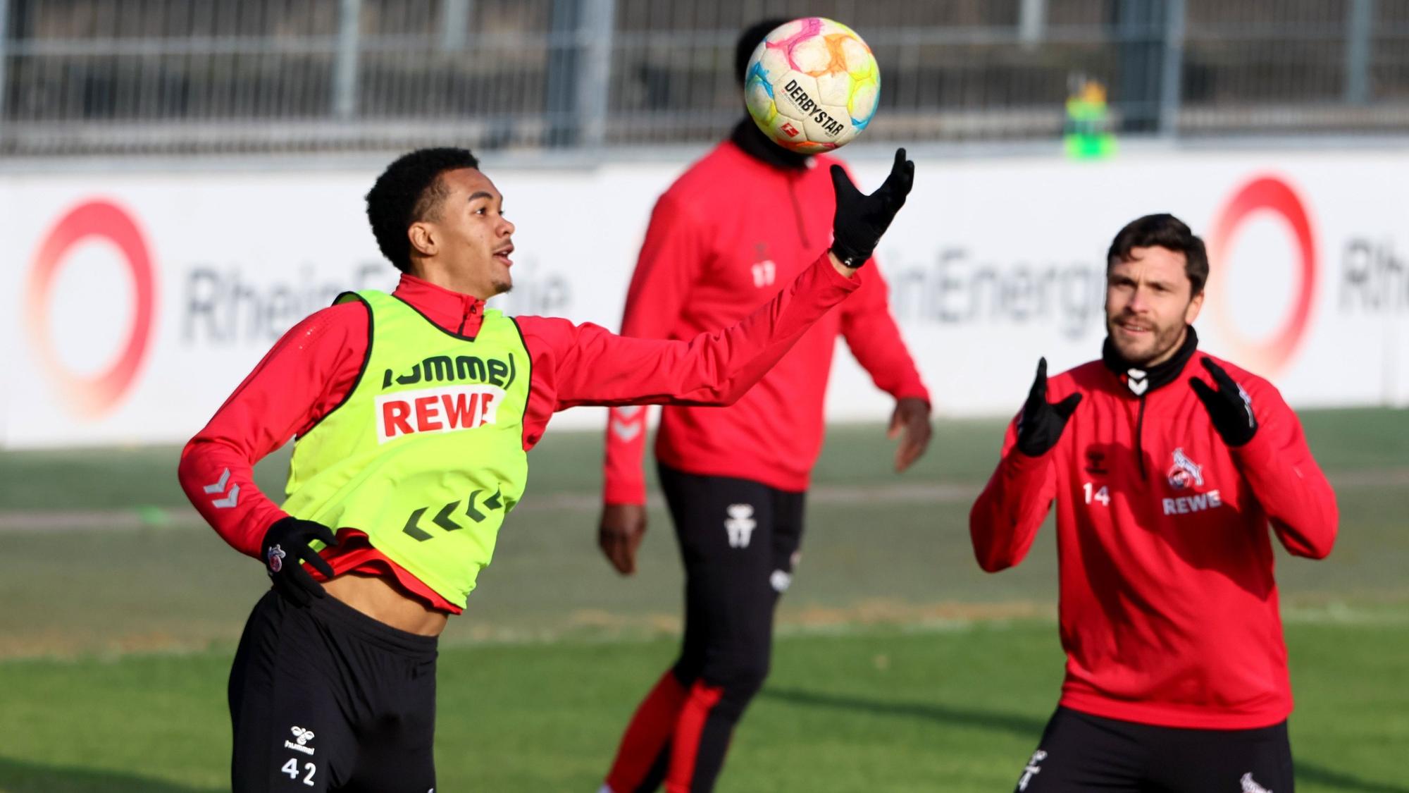 Damion Downs hechtet beim Training des 1. FC Köln mit dem Arm zum Ball.