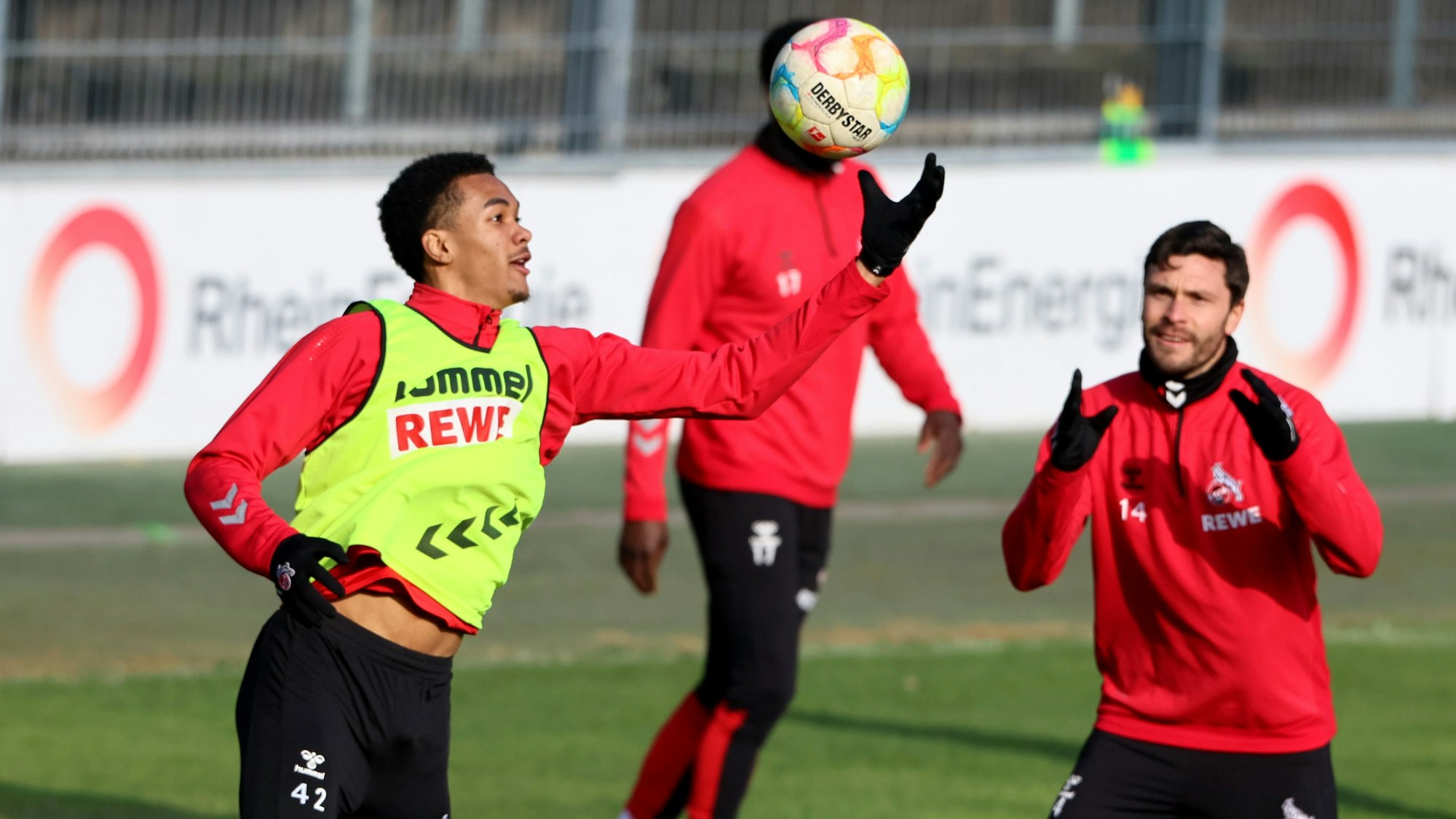 Damion Downs hechtet beim Training des 1. FC Köln mit dem Arm zum Ball.