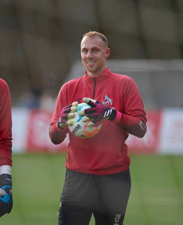 Matthias Köbbing und Marvin Schwäbe lachen beim Training des 1. FC Köln.
