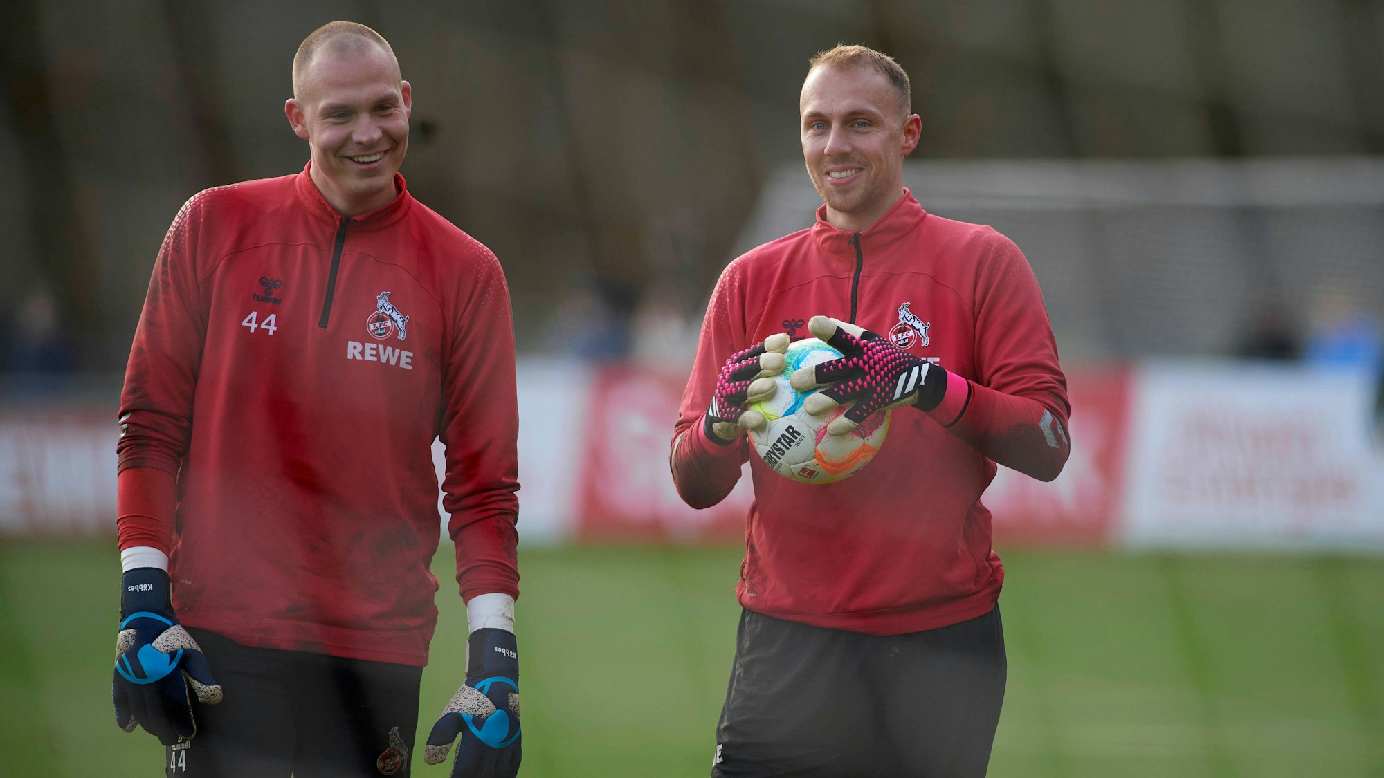 Matthias Köbbing und Marvin Schwäbe lachen beim Training des 1. FC Köln.